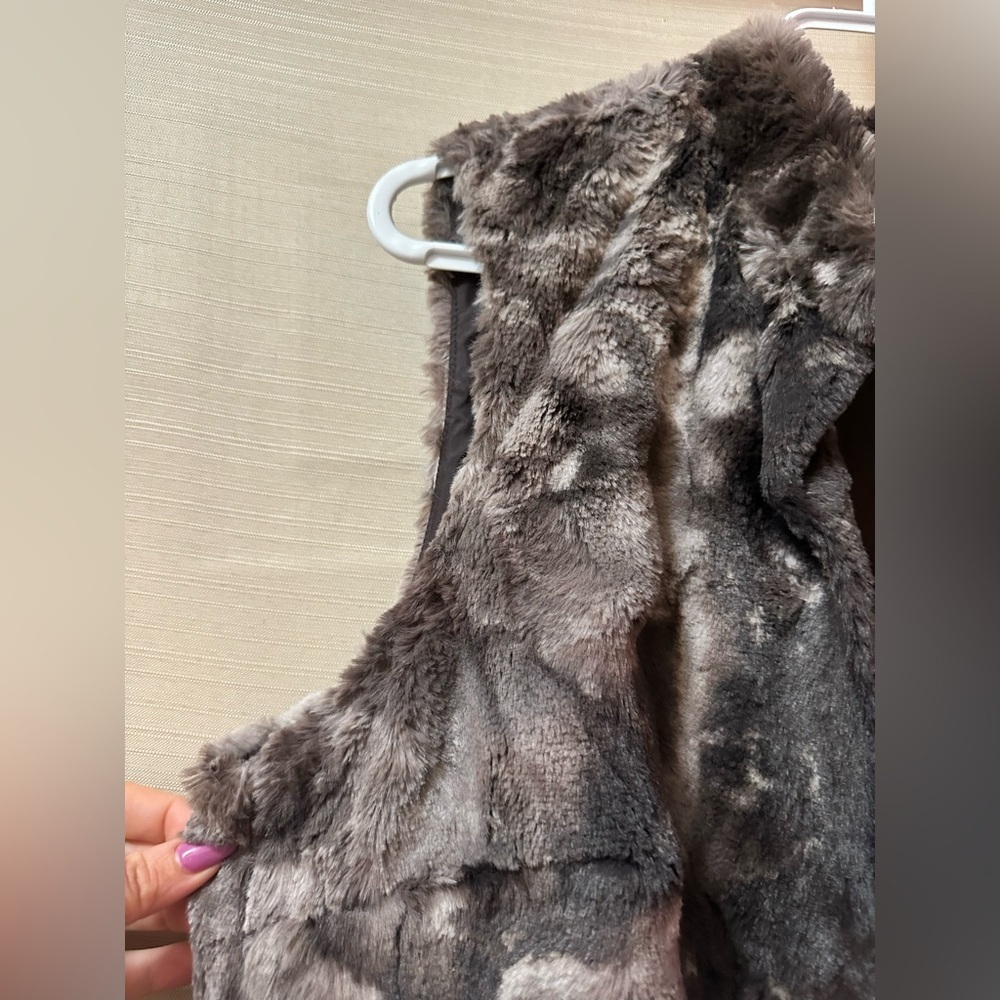 Chico’s Gray Faux Fur Vest Size 1 Womens Cozy Open Front Winter Layer Medium - Picture 4 of 8